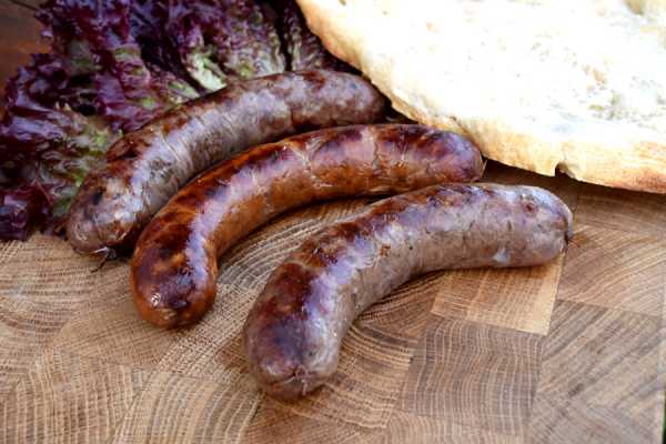 Колбаса из лосятины рецепт. syrovyalenaya kolbasa v domashnih usloviyah iz losyatiny 12. Колбаса из лосятины рецепт фото. Колбаса из лосятины рецепт-syrovyalenaya kolbasa v domashnih usloviyah iz losyatiny 12. картинка Колбаса из лосятины рецепт. картинка syrovyalenaya kolbasa v domashnih usloviyah iz losyatiny 12. Фарш из лосятины – один из наиболее популярных мясных «трофеев», который в итоге оказывается на кухнях многих охотников. Но делать из него котлеты слишком банально. Если фарш долежал до сезона барбекю (то бишь шашлыков по-нашему), то можно сделать из него колбаски для гриля.