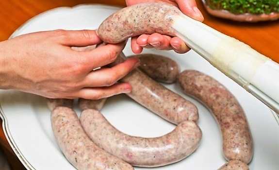 Колбаса из лосятины рецепт. syrovyalenaya kolbasa v domashnih usloviyah iz losyatiny 25. Колбаса из лосятины рецепт фото. Колбаса из лосятины рецепт-syrovyalenaya kolbasa v domashnih usloviyah iz losyatiny 25. картинка Колбаса из лосятины рецепт. картинка syrovyalenaya kolbasa v domashnih usloviyah iz losyatiny 25. Фарш из лосятины – один из наиболее популярных мясных «трофеев», который в итоге оказывается на кухнях многих охотников. Но делать из него котлеты слишком банально. Если фарш долежал до сезона барбекю (то бишь шашлыков по-нашему), то можно сделать из него колбаски для гриля.