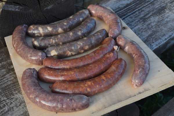 Колбаса из лосятины рецепт. syrovyalenaya kolbasa v domashnih usloviyah iz losyatiny 5. Колбаса из лосятины рецепт фото. Колбаса из лосятины рецепт-syrovyalenaya kolbasa v domashnih usloviyah iz losyatiny 5. картинка Колбаса из лосятины рецепт. картинка syrovyalenaya kolbasa v domashnih usloviyah iz losyatiny 5. Фарш из лосятины – один из наиболее популярных мясных «трофеев», который в итоге оказывается на кухнях многих охотников. Но делать из него котлеты слишком банально. Если фарш долежал до сезона барбекю (то бишь шашлыков по-нашему), то можно сделать из него колбаски для гриля.